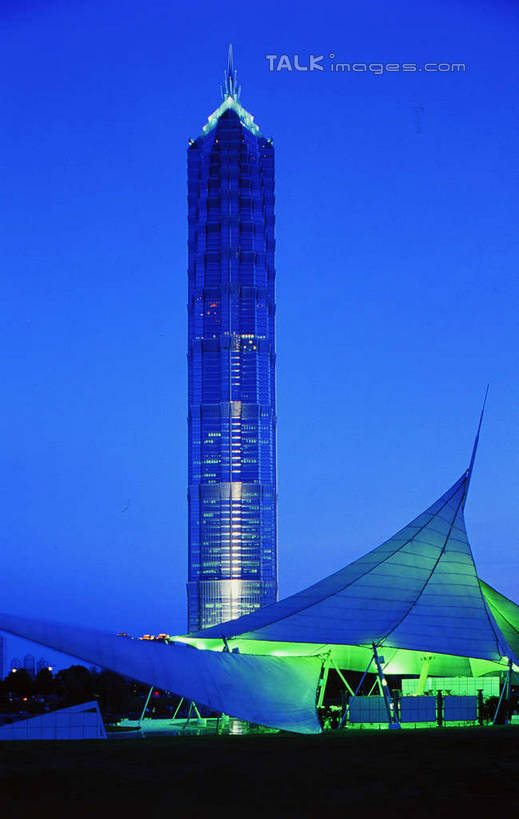 无人,高楼大厦,竖图,彩色,室外,夜晚,正面,度假,美景,城市风光,标志建筑,城市,大厦,地标,建筑,摩天大楼,霓虹灯,夜景,上海,中国,亚洲,阴影,光线,影子,景观,灯光,七彩,娱乐,光源,建设,金茂大厦,浦东,霓虹,灯,蓝色,蓝天,天空,天,享受,休闲,景色,放松,申,照明设备,陆家嘴,浦东新区,东亚,上海市,中华人民共和国,沪,华东地区,陆家嘴中心绿地,氖灯,上海陆家嘴中心绿地,彩图,大楼,高层建筑,高楼,摩天楼,shyj1