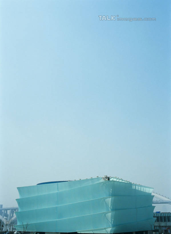 无人,竖图,室外,白天,仰视,旅游,度假,标志建筑,地标,建筑,上海,中国,亚洲,阴影,光线,影子,枝条,娱乐,建设,树枝,蓝色,蓝天,天空,阳光,天,享受,休闲,上海世博馆,世博馆,韩国企业联合馆,上海世博会,世博,世博会,旅游胜地,放松,晴朗,申,东亚,世博园,上海市,万里无云,中华人民共和国,沪,华东地区,虬枝,枝杈,晴空,晴空万里,彩图,低角度拍摄,shylt1