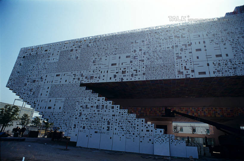 无人,横图,室外,白天,仰视,旅游,度假,植物,标志建筑,地标,建筑,路灯,照明,上海,中国,亚洲,阴影,光线,纹路,纹理,影子,墙,灯光,娱乐,建设,墙壁,墙面,灯,树,树木,蓝色,绿色,蓝天,天空,阳光,自然,天,享受,休闲,上海世博馆,世博馆,韩国馆,上海世博会,世博,世博会,旅游胜地,放松,生长,晴朗,成长,照亮,申,照明设备,东亚,世博园,上海市,万里无云,肌理,中华人民共和国,沪,华东地区,晴空,晴空万里,彩图,低角度拍摄,韩国国家馆,shylt1