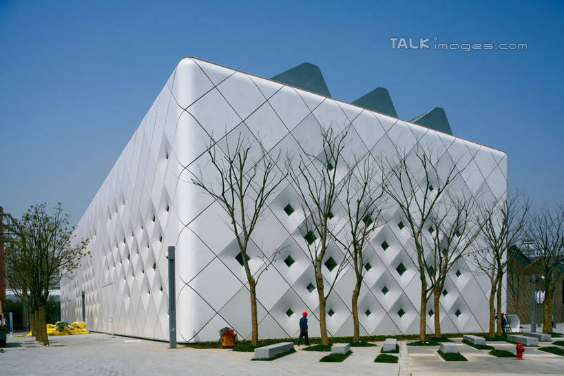 无人,横图,室外,白天,仰视,旅游,度假,植物,标志建筑,道路,地标,建筑,路,公路,上海,中国,亚洲,阴影,光线,影子,枝条,交通,娱乐,建设,树,树木,树枝,蓝色,绿色,蓝天,天空,阳光,自然,天,享受,休闲,上海世博馆,世博馆,案例联合馆,上海世博会,世博,世博会,旅游胜地,放松,生长,晴朗,成长,申,东亚,世博园,上海市,万里无云,中华人民共和国,沪,华东地区,虬枝,枝杈,晴空,晴空万里,马路,彩图,低角度拍摄,联合馆,案例馆,shylt1