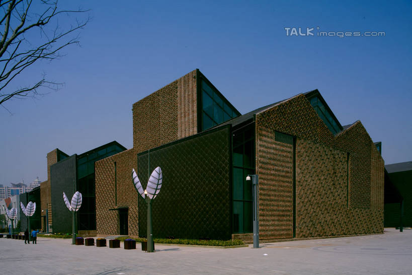 无人,横图,室外,白天,仰视,旅游,度假,植物,标志建筑,地标,建筑,路灯,椅子,照明,上海,中国,亚洲,阴影,光线,影子,木椅,墙,灯光,枝条,娱乐,建设,墙壁,墙面,灯,树,树木,树枝,蓝色,绿色,蓝天,天空,阳光,自然,天,享受,休闲,上海世博馆,世博馆,案例联合馆,上海世博会,世博,世博会,旅游胜地,放松,生长,晴朗,成长,照亮,申,照明设备,东亚,世博园,上海市,万里无云,中华人民共和国,沪,华东地区,虬枝,枝杈,晴空,晴空万里,彩图,低角度拍摄,联合馆,案例馆,shylt1