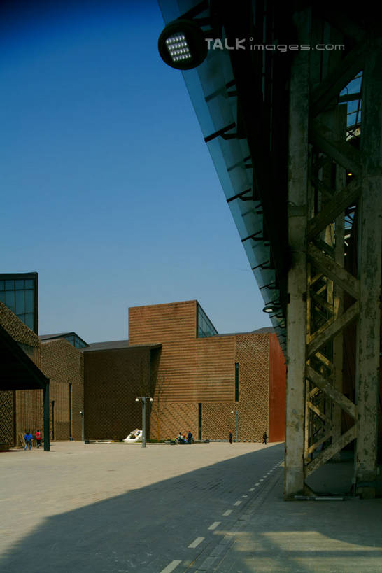 无人,竖图,室外,白天,仰视,旅游,度假,标志建筑,道路,地标,建筑,路,路灯,公路,照明,上海,中国,亚洲,阴影,光线,纹路,纹理,影子,墙,灯光,褐色,交通,娱乐,建设,墙壁,墙面,灯,蓝色,蓝天,天空,阳光,天,享受,休闲,上海世博馆,世博馆,案例联合馆,上海世博会,世博,世博会,旅游胜地,放松,晴朗,照亮,申,照明设备,东亚,世博园,上海市,万里无云,肌理,中华人民共和国,沪,华东地区,晴空,晴空万里,马路,彩图,低角度拍摄,联合馆,案例馆,shylt1