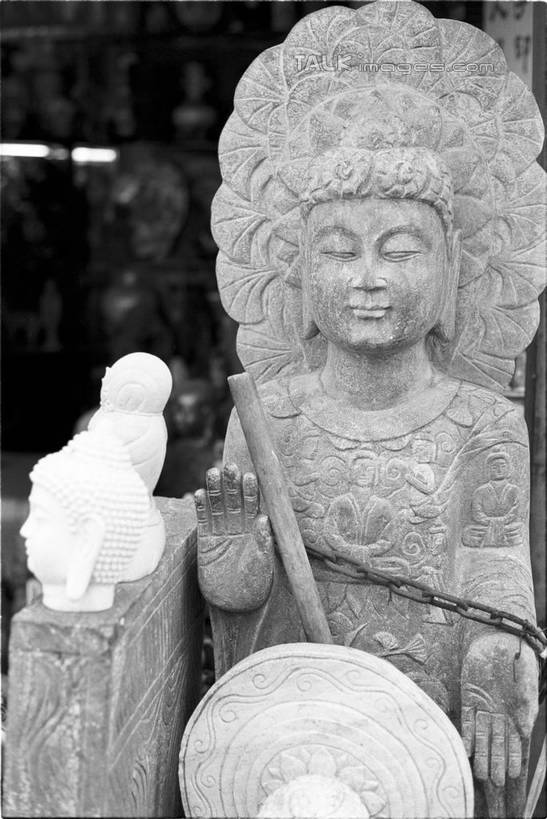 一个人,无人,商店,举,闭眼,竖图,黑白,室外,白天,正面,雕塑,上海,中国,亚洲,仅一个男性,仅一个人,节日,艺术,装饰,雕刻,雕像,文化,商铺,石雕,仅一个年轻男性,工艺品,祈祷,托,健康,许愿,宗教,信仰,纪念,祈求,美术,申,主题,陈列,东亚,上海市,中华人民共和国,沪,华东地区,功能,美学,市肆,商号,平安,男人,男性,年轻男性,闭眼睛,闭着眼,闭着眼睛,举起,举手,举着,向上举,向上伸,向上托,半身,店铺,古董店,古玩店,shylt1