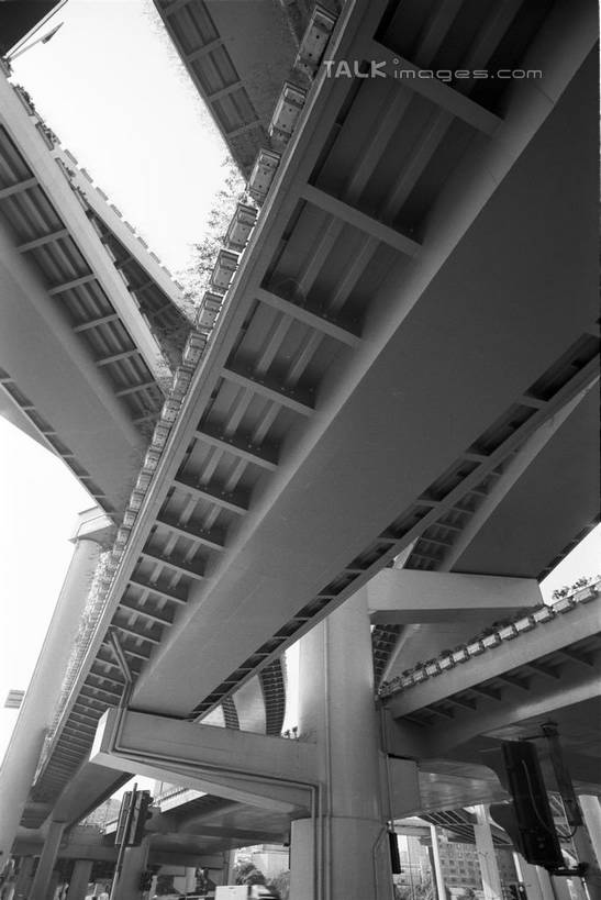 无人,栏杆,竖图,黑白,室外,白天,仰视,旅游,度假,标志建筑,道路,地标,建筑,路,路灯,公路,照明,上海,中国,亚洲,阴影,光线,影子,高架,围栏,灯光,交通,娱乐,建设,护栏,盘旋,灯,天空,阳光,外滩,天,享受,休闲,旅游胜地,放松,晴朗,虹桥机场,照亮,申,照明设备,回旋,高架桥,黄浦区,东亚,扭转,长宁区,上海市,高架道路,跨线桥,万里无云,中华人民共和国,沪,华东地区,虹桥路,上海虹桥国际机场,晴空,晴空万里,低角度拍摄,上海延安高架路,虹桥经济技术开发区,上海虹桥经济技术开发区,shylt1