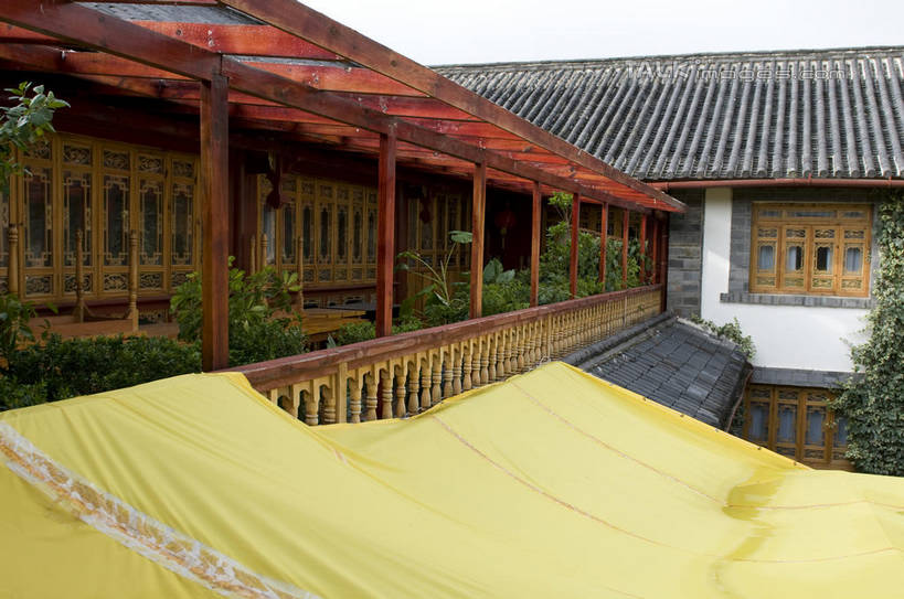 无人,栏杆,横图,室外,白天,正面,旅游,度假,名胜古迹,植物,标志建筑,地标,建筑,丽江,中国,亚洲,阴影,遗迹,光线,瓦片,影子,屋顶,围栏,顶棚,瓦,古迹,文物,娱乐,建设,古建筑,护栏,云南,树,树木,蓝色,绿色,蓝天,天空,阳光,自然,天,享受,休闲,旅游胜地,放松,建造,生长,晴朗,成长,古文明,东亚,屋瓦,云南省,万里无云,中华人民共和国,西南地区,滇,丽江市,晴空,晴空万里,彩图,shylt1