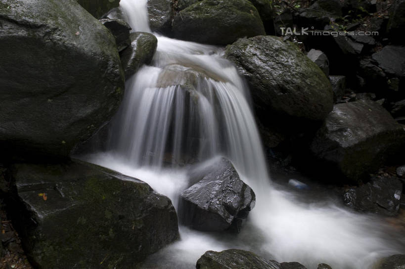 无人,横图,室外,白天,正面,旅游,度假,石头,美景,瀑布,山,山脉,水,中国,亚洲,阴影,飞溅,溅,光线,石子,液体,影子,景观,山峰,水滴,青苔,苔藓,山峦,娱乐,浙江,水珠,安吉,安吉县,浙江省,阳光,自然,群山,享受,休闲,景色,放松,喷洒,自然风光,东亚,中华人民共和国,华东地区,浙,湖州,湖州市,跌水,石块,岩石,彩图,shylt1