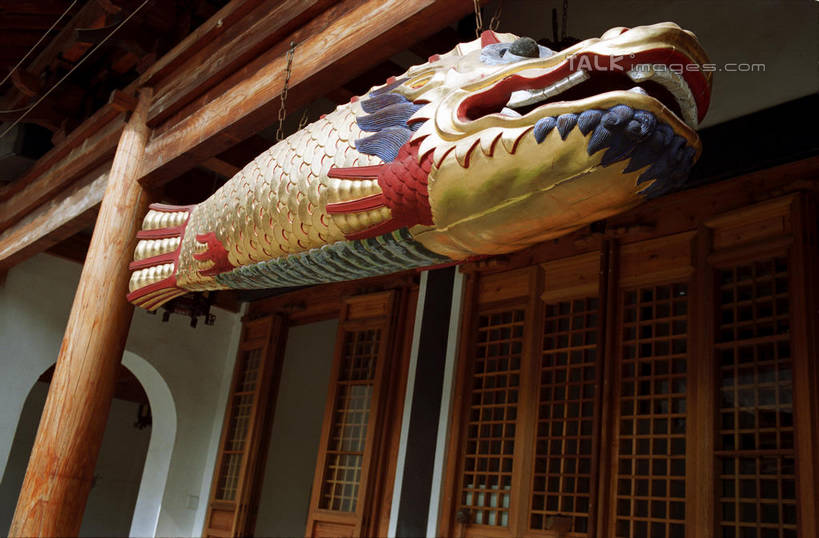 无人,寺庙,栏杆,横图,室外,白天,仰视,旅游,度假,成功,名胜古迹,门,标志建筑,地标,建筑,雕塑,上海,中国,亚洲,阴影,节日,遗迹,艺术,装饰,光线,龙,雕刻,雕像,影子,围栏,燃烧,古迹,文化,文物,娱乐,建设,古建筑,护栏,真如寺,阳光,香火,工艺品,门框,庙宇,祈祷,享受,休闲,健康,旅游胜地,放松,许愿,宗教,信仰,纪念,祈求,美术,申,高贵,主题,图腾,传说,陈列,古文明,东亚,普陀区,上海市,中华人民共和国,沪,华东地区,功能,美学,祥瑞,灵兽,权势,尊荣,平安,幸运,彩图,低角度拍摄,庙,寺,真如镇,shylt1