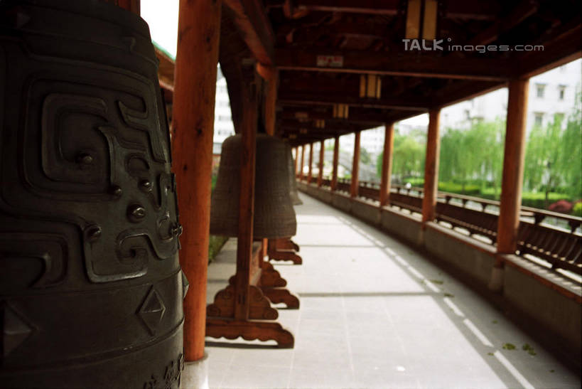 无人,寺庙,栏杆,横图,室外,白天,正面,旅游,度假,名胜古迹,植物,标志建筑,地标,建筑,上海,中国,亚洲,阴影,节日,遗迹,光线,影子,围栏,走道,走廊,过道,燃烧,古迹,文化,文物,娱乐,建设,古建筑,护栏,树,树木,真如寺,祈愿,绿色,阳光,自然,香火,庙宇,祈祷,享受,休闲,健康,旅游胜地,放松,许愿,宗教,信仰,生长,成长,纪念,祈求,申,信号,报时,古文明,东亚,普陀区,上海市,中华人民共和国,沪,华东地区,召集,鸣钟,平安,钟,彩图,庙,寺,真如镇,shylt1