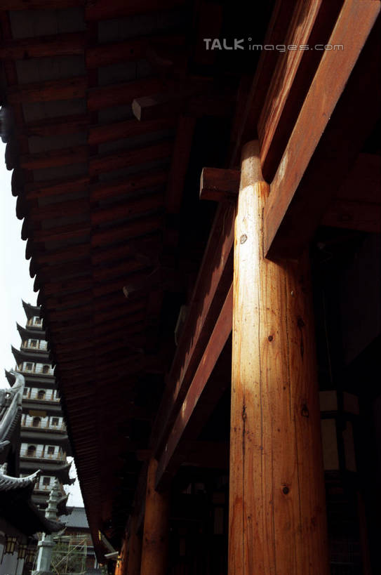 无人,寺庙,竖图,室外,白天,仰视,旅游,度假,名胜古迹,标志建筑,地标,建筑,上海,中国,亚洲,阴影,节日,遗迹,光线,瓦片,影子,墙,屋顶,燃烧,顶棚,瓦,古迹,文化,文物,娱乐,建设,古建筑,墙壁,墙面,真如寺,蓝色,白色,蓝天,天空,阳光,香火,庙宇,天,祈祷,享受,休闲,健康,旅游胜地,放松,许愿,宗教,建造,信仰,晴朗,纪念,祈求,申,古文明,东亚,屋瓦,普陀区,上海市,万里无云,中华人民共和国,沪,华东地区,平安,晴空,晴空万里,彩图,低角度拍摄,庙,寺,真如镇,shylt1