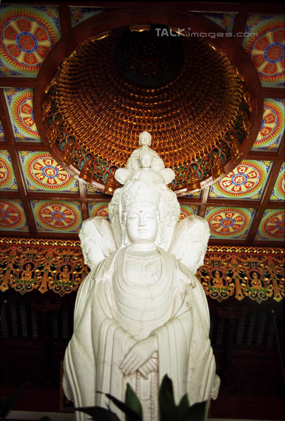 无人,寺庙,竖图,室内,白天,仰视,旅游,度假,绘画,名胜古迹,天花板,标志建筑,地标,建筑,雕塑,上海,中国,亚洲,阴影,节日,遗迹,艺术,装饰,反射,雕刻,雕像,影子,墙,燃烧,古迹,文化,文物,娱乐,建设,古建筑,壁画,墙壁,墙面,真如寺,香火,工艺品,庙宇,祈祷,享受,休闲,健康,旅游胜地,放松,许愿,宗教,信仰,纪念,华丽,修饰,祈求,美术,点缀,申,主题,陈列,古文明,东亚,普陀区,上海市,中华人民共和国,沪,华东地区,功能,美学,衬托,美观,雅致,雅观,平安,画画,彩图,低角度拍摄,庙,寺,真如镇,shylt1