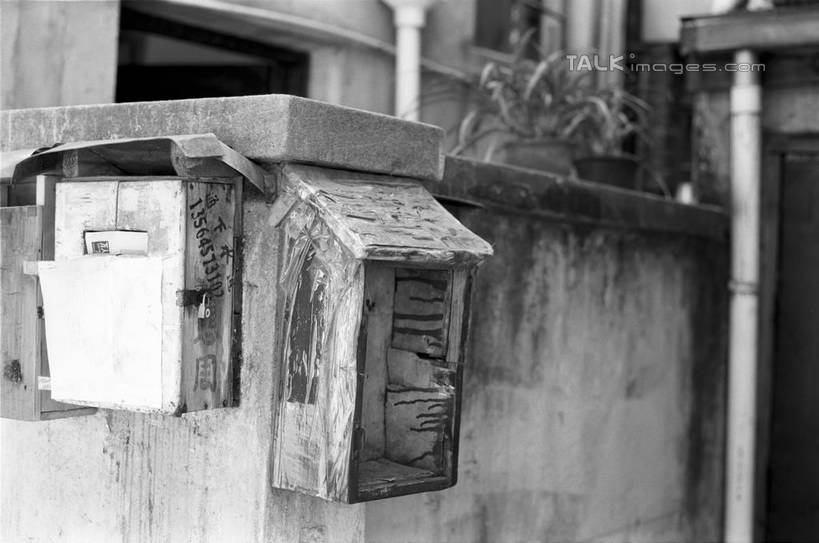 无人,家,横图,黑白,室外,白天,正面,度假,美景,城市风光,城市,上海,中国,亚洲,阴影,传递,光线,信息,影子,房屋,屋子,景观,公寓,小巷,联系,娱乐,洋房,楼房,弄堂,邮筒,邮箱,住宅,巷子,阳光,享受,休闲,景色,放松,联络,邮递,通信,申,邮政,东亚,上海市,中华人民共和国,沪,华东地区,房子,shylt1