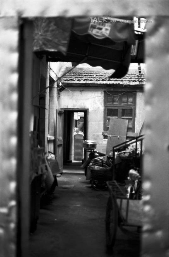 无人,家,竖图,黑白,室外,白天,正面,度假,美景,城市风光,城市,道路,路,上海,中国,亚洲,阴影,光线,影子,房屋,墙,屋子,景观,公寓,小路,小巷,三轮车,交通,娱乐,洋房,楼房,弄堂,墙壁,墙面,住宅,车,脚踏车,巷子,阳光,交通工具,享受,休闲,景色,放松,申,载具,东亚,上海市,中华人民共和国,沪,华东地区,房子,shylt1