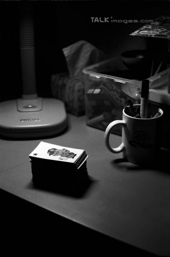 无人,竖图,俯视,黑白,室内,白天,游戏,赌博,贪欲,竞争,台灯,桌子,静物,杯子,扑克牌,纸牌,玩具,扑克,照明,阴影,朦胧,模糊,光线,影子,陶瓷,灯光,陶瓷制品,玩,娱乐,书桌,刺激,灯,课桌,马克杯,水杯,灯具,休闲,活动,照亮,照明设备,发泄,消遣,智力,赌具,投机,侥幸,欲望,宣泄,玩耍,嬉戏,高角度拍摄,胜负,输赢,shylt1