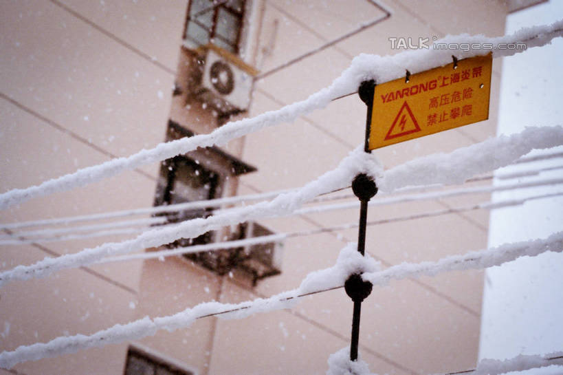 无人,家,栏杆,横图,室外,白天,仰视,度假,美景,雪,大雪,城市风光,城市,建筑,指示牌,覆盖,标志,电线,文字,房屋,屋子,积雪,景观,雪景,冬季,冬天,围栏,警告,娱乐,标识,护栏,楼房,住宅,空调,黄色,红色,享受,休闲,景色,放松,寒冷,季节,警示,禁止,提醒,提示,限制,高压电线,严寒,危险,彩图,低角度拍摄,房子,shylt1