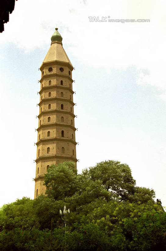 无人,竖图,室外,白天,仰视,旅游,度假,名胜古迹,植物,标志建筑,地标,建筑,中国,亚洲,阴影,遗迹,光线,影子,云,云朵,塔,云彩,古迹,文物,娱乐,建设,古建筑,宝塔,佛塔,树,树木,蓝色,绿色,白云,蓝天,天空,阳光,自然,天,享受,休闲,旅游胜地,放松,生长,晴朗,成长,古文明,东亚,宁夏,银川,首府,中华人民共和国,西北地区,银川市,宁夏回族自治区,宁,浮图,浮屠,晴空,彩图,低角度拍摄,塔婆,浮图塔,浮头,佛图,承天寺塔,兴庆,兴庆区,shzwj1