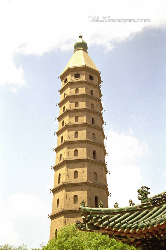 无人,竖图,室外,白天,仰视,旅游,度假,名胜古迹,植物,标志建筑,地标,建筑,中国,亚洲,阴影,遗迹,光线,影子,云,云朵,塔,云彩,古迹,文物,娱乐,建设,古建筑,宝塔,佛塔,树,树木,蓝色,绿色,白云,蓝天,天空,阳光,自然,天,享受,休闲,旅游胜地,放松,生长,晴朗,成长,古文明,东亚,宁夏,银川,首府,中华人民共和国,西北地区,银川市,宁夏回族自治区,宁,浮图,浮屠,晴空,彩图,低角度拍摄,塔婆,浮图塔,浮头,佛图,承天寺塔,兴庆,兴庆区,shzwj1