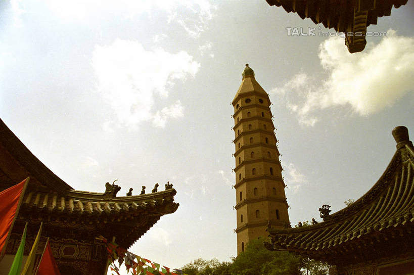 无人,横图,室外,白天,仰视,旅游,度假,名胜古迹,植物,标志建筑,地标,建筑,中国,亚洲,阴影,遗迹,光线,影子,云,云朵,塔,云彩,古迹,文物,娱乐,建设,古建筑,宝塔,佛塔,树,树木,蓝色,绿色,白云,蓝天,天空,阳光,自然,天,享受,休闲,旅游胜地,放松,生长,晴朗,成长,古文明,东亚,宁夏,银川,首府,中华人民共和国,西北地区,银川市,宁夏回族自治区,宁,浮图,浮屠,晴空,彩图,低角度拍摄,塔婆,浮图塔,浮头,佛图,承天寺塔,兴庆,兴庆区,shzwj1