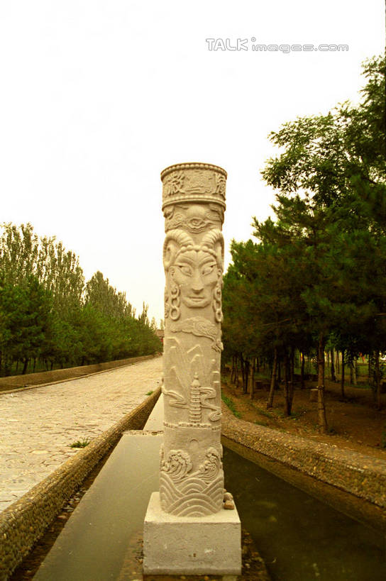 无人,竖图,室外,白天,正面,旅游,度假,名胜古迹,植物,标志建筑,道路,地标,建筑,路,公路,雕塑,中国,亚洲,阴影,遗迹,艺术,装饰,光线,雕刻,雕像,影子,柱子,交通,古迹,文物,娱乐,建设,古建筑,树,树木,绿色,阳光,自然,工艺品,享受,休闲,旅游胜地,放松,生长,成长,纪念,美术,主题,陈列,古文明,东亚,宁夏,西夏王陵,银川,首府,中华人民共和国,功能,美学,西北地区,银川市,宁夏回族自治区,宁,图腾柱,马路,彩图,贺兰山,西夏帝陵,shzwj1