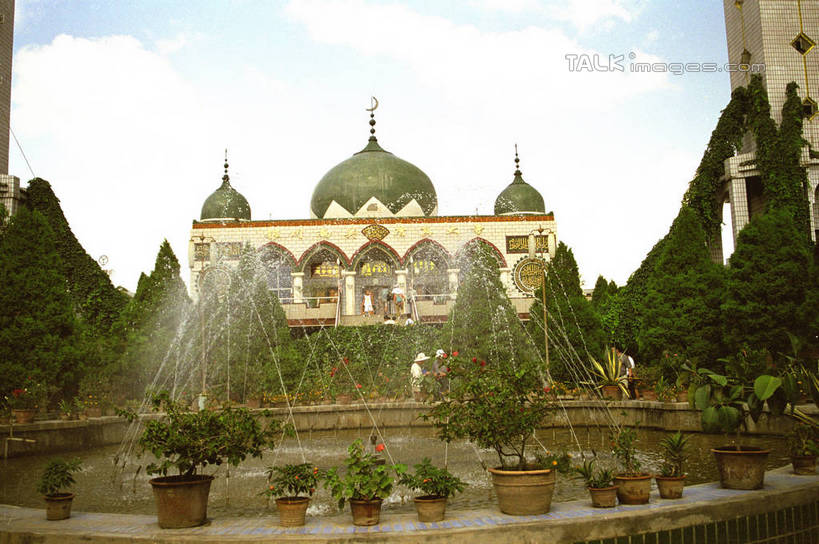 无人,横图,室外,白天,正面,旅游,度假,名胜古迹,水,植物,标志建筑,地标,建筑,喷泉,中国,亚洲,阴影,飞溅,节日,遗迹,溅,光线,盆栽,液体,影子,景观,水滴,云,云朵,盆景,云彩,古迹,文化,文物,娱乐,建设,古建筑,水珠,树,树木,蓝色,绿色,白云,蓝天,天空,阳光,自然,天,品味,祈祷,享受,休闲,健康,旅游胜地,放松,许愿,宗教,信仰,生长,晴朗,成长,纪念,祈求,伊斯兰教,喷洒,清真寺,水景,古文明,东亚,宁夏,银川,首府,中华人民共和国,美观,西北地区,银川市,宁夏回族自治区,宁,平安,设计,晴空,彩图,兴庆,兴庆区,银川南关清真寺,shzwj1