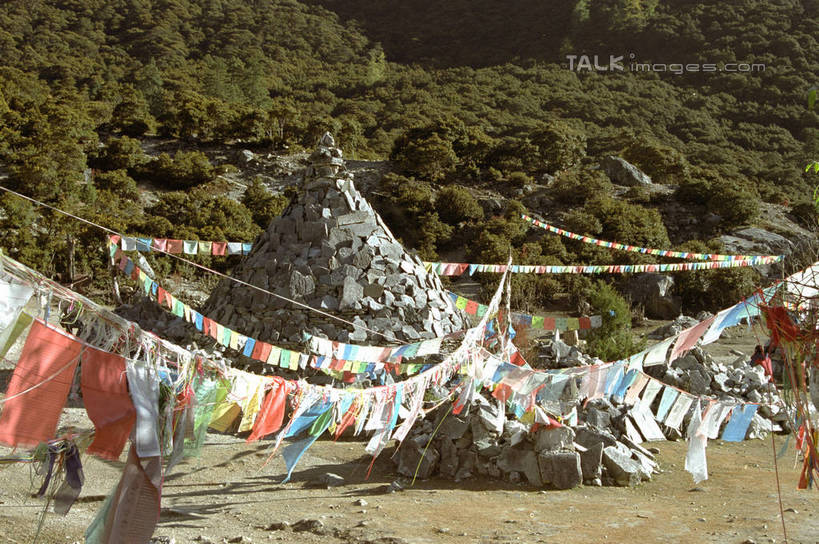 无人,横图,彩色,室外,白天,正面,旅游,度假,石头,美景,森林,山,山脉,树林,植物,旗帜,香格里拉,中国,亚洲,阴影,光线,石子,影子,景观,山顶,山峰,山峦,娱乐,旗子,经幡,树,树木,绿色,阳光,自然,群山,享受,休闲,景色,放松,四川省,生长,成长,自然风光,东亚,四川,稻城,甘孜藏族自治州,风马旗,中华人民共和国,西南地区,川,甘孜,甘孜州,旌旗,旗号,颠峰,极峰,石块,彩图,稻城县,shzwj1