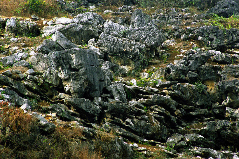 无人,横图,俯视,室外,白天,旅游,度假,石头,美景,山,山脉,植物,中国,亚洲,阴影,光线,石子,影子,景观,山顶,山峰,山峦,娱乐,树,树木,绿色,阳光,自然,群山,享受,休闲,景色,放松,生长,成长,自然风光,东亚,贵州,贵州省,兴义市,马岭河峡谷,中华人民共和国,黔,西南地区,黔西南,黔西南州,黔西南布依族苗族自治州,颠峰,极峰,石块,彩图,高角度拍摄,马岭河大峡谷,兴义,shzwj1