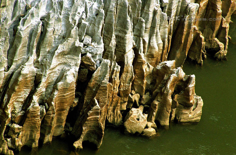 无人,横图,俯视,室外,白天,旅游,度假,河流,石头,美景,山,山脉,水,中国,亚洲,阴影,光线,石子,影子,河水,景观,山峰,水流,山峦,娱乐,阳光,自然,群山,享受,休闲,景色,放松,自然风光,东亚,贵州,贵州省,兴义市,马岭河峡谷,中华人民共和国,黔,西南地区,黔西南,黔西南州,黔西南布依族苗族自治州,石块,彩图,高角度拍摄,马岭河大峡谷,兴义,shzwj1