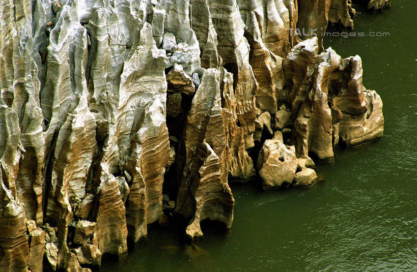 无人,横图,俯视,室外,白天,旅游,度假,河流,石头,美景,山,山脉,水,中国,亚洲,阴影,光线,石子,影子,河水,景观,山峰,水流,山峦,娱乐,阳光,自然,群山,享受,休闲,景色,放松,自然风光,东亚,贵州,贵州省,兴义市,马岭河峡谷,中华人民共和国,黔,西南地区,黔西南,黔西南州,黔西南布依族苗族自治州,石块,彩图,高角度拍摄,马岭河大峡谷,兴义,shzwj1