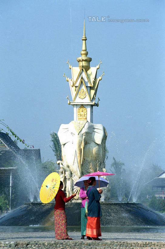 东方人,两个人,植物园,站,竖图,室外,白天,仰视,民族服装,度假,幸福,美景,楼梯,城市风光,城市,雕塑,西双版纳,中国,亚洲,行人,游客,游人,握,阴影,服装,艺术,装饰,光线,雕刻,雕像,伞,影子,雨伞,纸伞,阶梯,景观,古典,拿,油纸伞,拿着,黄种人,文化,娱乐,云南,路人,旅客,台阶,衣服,蓝色,蓝天,天空,阳光,工艺品,天,站着,享受,休闲,景色,放松,握着,服饰,晴朗,纪念,美术,吉祥,衣着,穿着,主题,古朴,陈列,东亚,西双版纳州,云南省,万里无云,中华人民共和国,西南地区,功能,美学,滇,西双版纳傣族自治州,衣饰,过客,平安,年轻女性,女人,女性,亚洲人,晴空,晴空万里,站立,彩图,低角度拍摄,全身,传统服装,民俗服,版纳植物园,勐腊县,勐仑植物园,中国科学院西双版纳热带植物园,shzwj1