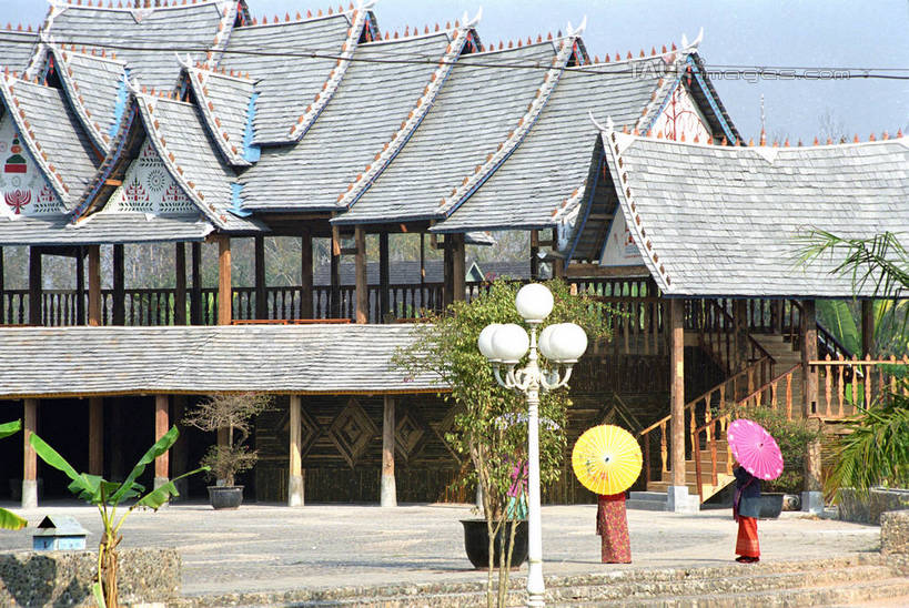 东方人,两个人,植物园,家,站,横图,室外,白天,民族服装,度假,幸福,美景,植物,城市风光,城市,建筑,路灯,照明,西双版纳,中国,亚洲,行人,游客,游人,握,阴影,服装,光线,伞,瓦片,影子,雨伞,纸伞,房屋,屋顶,屋子,景观,灯光,古典,拿,顶棚,瓦,油纸伞,拿着,黄种人,文化,娱乐,楼房,云南,路人,旅客,住宅,灯,树,树木,背面,衣服,蓝色,绿色,蓝天,天空,阳光,自然,天,站着,享受,休闲,景色,放松,握着,建造,服饰,生长,晴朗,成长,纪念,照亮,吉祥,衣着,照明设备,穿着,古朴,东亚,屋瓦,西双版纳州,云南省,万里无云,中华人民共和国,西南地区,滇,西双版纳傣族自治州,衣饰,过客,平安,年轻女性,女人,女性,亚洲人,晴空,晴空万里,站立,彩图,全身,传统服装,民俗服,房子,版纳植物园,勐腊县,勐仑植物园,中国科学院西双版纳热带植物园,shzwj1