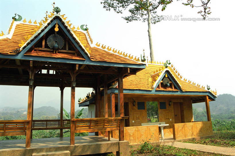 无人,家,横图,室外,白天,正面,旅游,度假,草地,草坪,石头,山,山脉,植物,标志建筑,地标,建筑,西双版纳,中国,亚洲,阴影,光线,石子,瓦片,影子,房屋,屋顶,屋子,山顶,山峰,山峦,顶棚,瓦,娱乐,建设,楼房,云南,住宅,草,树,树木,蓝色,绿色,蓝天,天空,阳光,自然,群山,天,享受,休闲,旅游胜地,放松,建造,生长,晴朗,成长,东亚,屋瓦,傣族园,西双版纳州,云南省,万里无云,中华人民共和国,西南地区,滇,西双版纳傣族自治州,颠峰,极峰,石块,晴空,晴空万里,彩图,房子,西双版纳傣族园,橄榄坝,shzwj1