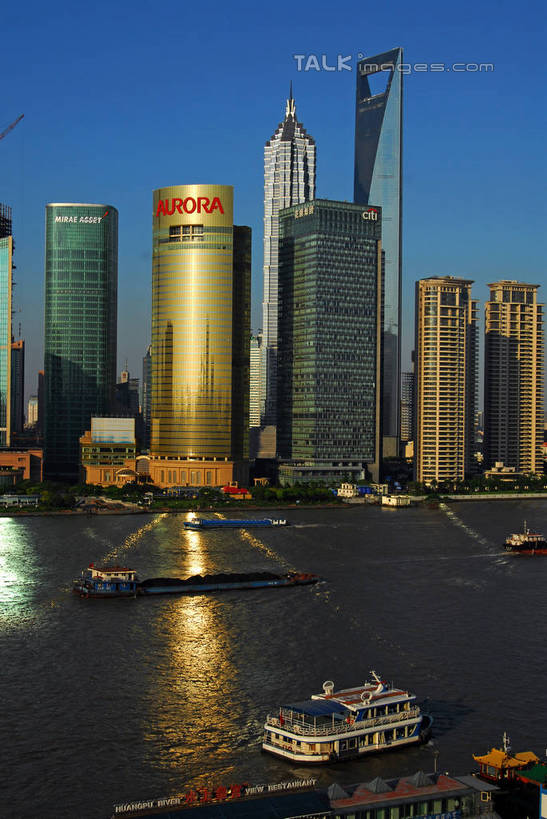 无人,高楼大厦,竖图,全景,室外,白天,正面,度假,河流,美景,水,天际线,城市风光,标志建筑,城市,大厦,地标,建筑,轮船,摩天大楼,船,上海,中国,亚洲,阴影,光线,影子,河水,景观,水流,建筑群,娱乐,建设,金茂大厦,浦东,蓝色,蓝天,天空,阳光,交通工具,天,享受,休闲,景色,放松,环球金融中心,晴朗,申,载具,金融中心,陆家嘴,陆家嘴金融贸易区,浦东新区,上海环球金融中心,香格里拉酒店,震旦国际大楼,东亚,上海市,万里无云,中华人民共和国,沪,华东地区,金茂大楼,环球金融中心大厦,晴空,晴空万里,彩图,大楼,高层建筑,高楼,摩天楼,上海浦东香格里拉大酒店,shzxz1