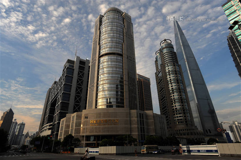 无人,高楼大厦,横图,室外,白天,仰视,度假,美景,城市风光,标志建筑,城市,大厦,地标,建筑,摩天大楼,上海,中国,亚洲,阴影,光线,影子,景观,云,云朵,建筑群,云彩,娱乐,建设,浦东,蓝色,白云,蓝天,天空,阳光,天,享受,休闲,景色,放松,晴朗,申,国家开发银行大厦,金融中心,陆家嘴,陆家嘴金融贸易区,浦东新区,东亚,上海市,中华人民共和国,沪,华东地区,晴空,彩图,低角度拍摄,大楼,高层建筑,高楼,摩天楼,shzxz1