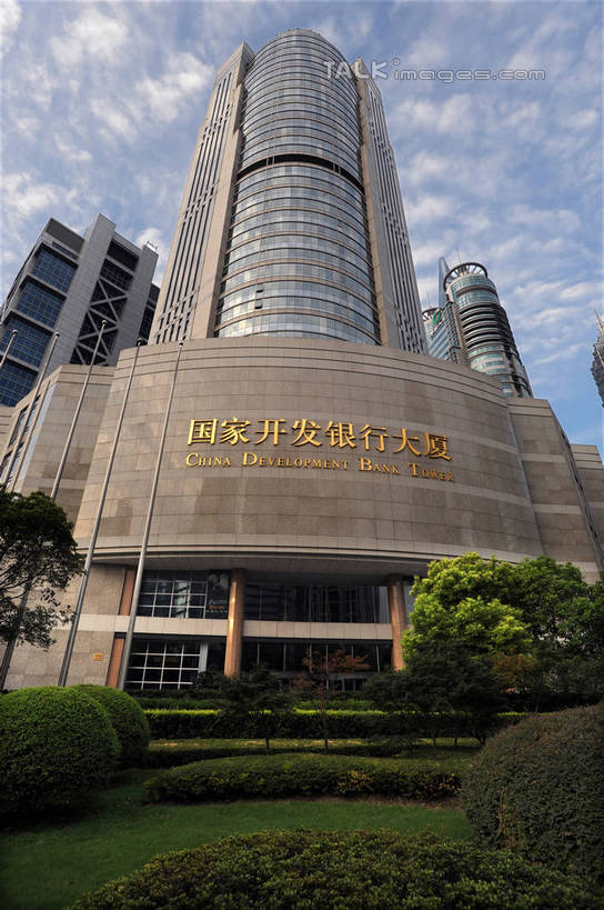 无人,高楼大厦,竖图,室外,白天,仰视,度假,草地,草坪,美景,植物,城市风光,标志建筑,城市,大厦,地标,建筑,摩天大楼,上海,中国,亚洲,阴影,光线,影子,景观,云,云朵,建筑群,云彩,娱乐,建设,浦东,草,树,树木,蓝色,绿色,白云,蓝天,天空,阳光,自然,天,享受,休闲,景色,放松,生长,晴朗,成长,申,国家开发银行大厦,金融中心,陆家嘴,陆家嘴金融贸易区,浦东新区,东亚,上海市,中华人民共和国,沪,华东地区,晴空,彩图,低角度拍摄,大楼,高层建筑,高楼,摩天楼,shzxz1