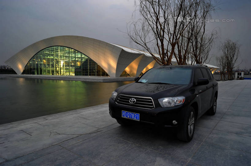 无人,体育馆,运动场,横图,室外,白天,正面,度假,湖,湖泊,美景,日落,水,植物,窗户,落地窗,城市风光,标志建筑,城市,地标,建筑,汽车,照明,上海,中国,亚洲,一辆,阴影,光线,影子,湖面,景观,水流,水面,晚霞,霞光,云,云朵,落日,建筑群,灯光,枝条,云彩,娱乐,建设,体育场,浦东,玻璃窗,车,灯,树,树木,树枝,蓝色,绿色,白云,蓝天,天空,自然,黄昏,灯具,交通工具,轿车,湖水,天,享受,休闲,车牌,景色,彩霞,放松,凭证,生长,成长,照亮,申,照明设备,载具,地灯,浦东新区,上海东方体育中心,东亚,上海市,中华人民共和国,沪,华东地区,牌照,运动馆,夕照,虬枝,枝杈,薄暮,地埋灯,汽车牌照,行车凭证,夕阳,彩图,傍晚,海上皇冠,上海水上竞技中心,斜阳,shzxz1