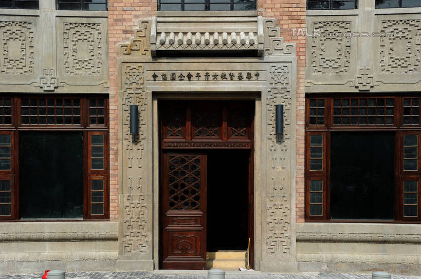 无人,家,横图,室外,白天,正面,度假,绘画,美景,窗户,门,城市风光,标志建筑,城市,地标,建筑,照明,雕塑,上海,中国,亚洲,艺术,装饰,壁灯,雕刻,雕像,浮雕,房屋,屋子,景观,公寓,建筑群,灯光,文化,娱乐,建设,洋房,圆明园路,楼房,玻璃窗,住宅,灯,工艺品,灯具,门框,享受,休闲,景色,放松,纪念,照亮,美术,申,照明设备,主题,陈列,黄浦区,外滩源,圆明园公寓,东亚,上海市,中华人民共和国,沪,华东地区,功能,美学,画画,彩图,房子,shzxz1