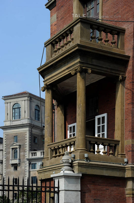 无人,家,栏杆,露台,竖图,室外,白天,仰视,度假,美景,窗户,阳台,城市风光,标志建筑,城市,地标,建筑,上海,中国,亚洲,阴影,光线,扶手,影子,房屋,屋子,景观,公寓,建筑群,娱乐,建设,洋房,圆明园路,护栏,楼房,玻璃窗,住宅,蓝色,蓝天,天空,阳光,天,享受,休闲,景色,放松,晴朗,申,黄浦区,外滩源,圆明园公寓,东亚,上海市,万里无云,中华人民共和国,沪,华东地区,晴空,晴空万里,彩图,低角度拍摄,房子,露天阳台,shzxz1