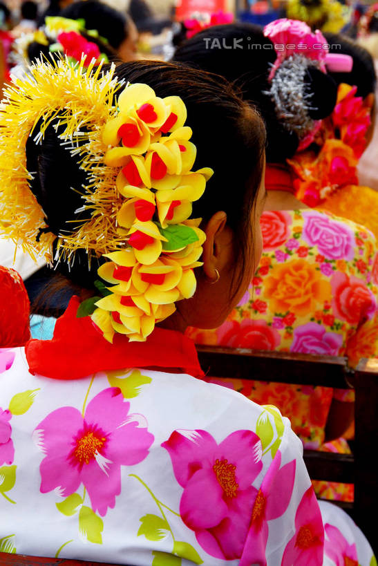 东方人,站,竖图,室外,白天,民族服装,亚洲,装饰,盛开,头饰,许多人,花蕾,黄种人,发簪,花,花瓣,花朵,鲜花,背面,发饰,饰品,花苞,花蕊,站着,一群人,华丽,修饰,点缀,配饰,衬托,美观,雅致,雅观,簪子,年轻女性,女人,女性,亚洲人,站立,半身,彩图,传统服装,民俗服,shzxz1