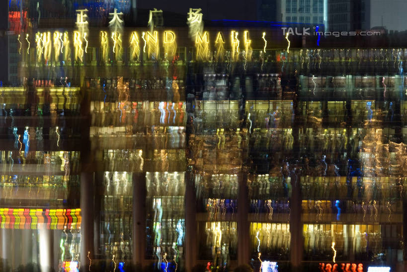 无人,高楼大厦,商店,横图,彩色,室外,夜晚,正面,购物,度假,消费,美景,城市风光,超市,城市,大厦,建筑,摩天大楼,霓虹灯,商场,夜景,上海,中国,亚洲,阴影,朦胧,模糊,光线,英文,标志,文字,影子,字符,字母,景观,灯光,七彩,娱乐,光源,标识,浦东,霓虹,灯,享受,休闲,汉字,景色,放松,金融,百货,英文字母,申,照明设备,中文,选购,贸易,百货公司,陆家嘴,浦东新区,正大广场,东亚,上海市,中华人民共和国,沪,华东地区,氖灯,血拼,国文,华文,彩图,大楼,高层建筑,高楼,购物商场,购物中心,摩天楼,商业中心,shzxz1