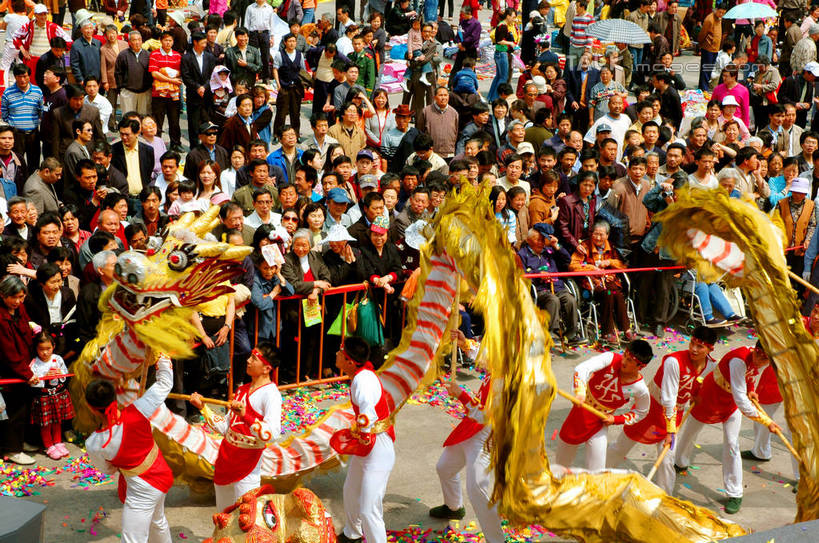 东方人,站,举,横图,俯视,室外,白天,亚洲,行人,游客,游人,表演,服装,辟邪,伞,雨伞,遮阳伞,许多人,注视,休闲装,黄种人,文化,阳伞,路人,旅客,舞龙,衣服,观察,看,祈祷,祈福,托,站着,一群人,休闲,健康,休闲服,许愿,服饰,观看,祈求,察看,太阳伞,衣着,穿着,关注,表演服,演出服,驱邪,祛邪,避邪,衣饰,过客,道具服,平安,男人,男性,年轻男性,年轻女性,女人,女性,亚洲人,举起,举手,举着,向上举,向上伸,向上托,站立,半身,彩图,高角度拍摄,舞蹈,玩龙灯,shzxz1