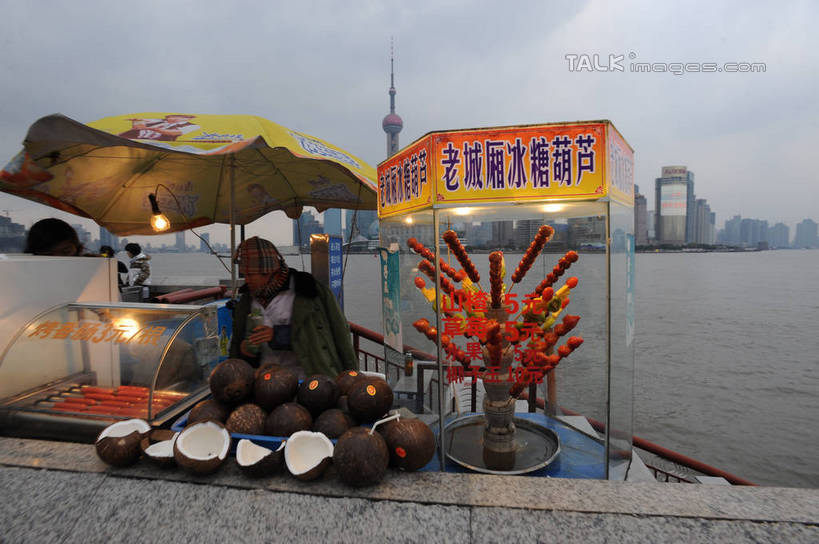 点心,东方人,一个人,高楼大厦,站,横图,室外,白天,正面,度假,河流,美景,水,城市风光,标志建筑,城市,大厦,地标,建筑,摩天大楼,照明,上海,中国,亚洲,仅一个男性,仅一个人,服装,英文,标志,灯泡,伞,文字,雨伞,遮阳伞,字符,字母,河水,景观,水流,建筑群,甜点,扭头,注视,休闲装,黄种人,文化,娱乐,标识,阳伞,建设,小吃,东方明珠,浦东,灯,仅一个年轻男性,衣服,灯具,山楂,观察,看,站着,转头,享受,休闲,休闲服,中式,景色,放松,服饰,白炽灯,观看,糖葫芦,英文字母,照亮,申,察看,太阳伞,关注,电视塔,金融中心,陆家嘴,陆家嘴金融贸易区,浦东新区,东亚,照明工具,东方明珠广播电视塔,东方明珠电视塔,冰糖葫芦,上海市,中华人民共和国,沪,华东地区,白炽灯泡,糖球,男人,男性,年轻男性,亚洲人,站立,半身,彩图,大楼,高层建筑,高楼,摩天楼,东方明珠塔,传统文化,shzxz1