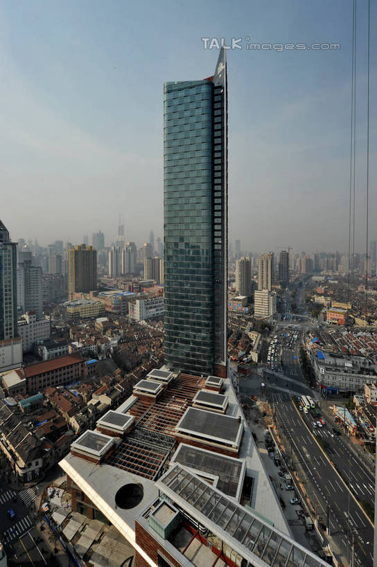 无人,家,高楼大厦,竖图,全景,俯视,航拍,室外,白天,度假,美景,天际线,城市风光,标志建筑,城市,大厦,地标,建筑,摩天大楼,上海,中国,亚洲,阴影,光线,影子,房屋,屋子,景观,公寓,娱乐,建设,虹口区,洋房,楼房,住宅,蓝色,蓝天,天空,阳光,天,享受,休闲,景色,放松,晴朗,申,鸟瞰,北外滩,东亚,上海市,四川北路,万里无云,中华人民共和国,沪,华东地区,晴空,晴空万里,彩图,高角度拍摄,房子,大楼,高层建筑,高楼,摩天楼,上海中信广场,shzxz1