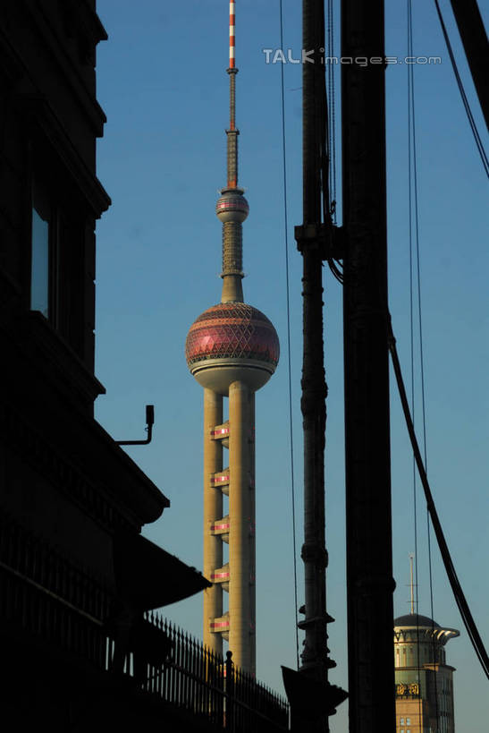 无人,高楼大厦,竖图,室外,白天,仰视,度假,美景,城市风光,标志建筑,城市,大厦,地标,建筑,摩天大楼,上海,中国,亚洲,阴影,光线,影子,景观,娱乐,建设,东方明珠,浦东,蓝色,蓝天,天空,阳光,天,享受,休闲,机械,景色,放松,晴朗,申,电视塔,金融中心,陆家嘴,陆家嘴金融贸易区,浦东新区,东亚,东方明珠广播电视塔,东方明珠电视塔,上海市,打桩机,万里无云,中华人民共和国,沪,华东地区,打桩,重型工程机械,桩锤,桩工机械,桩架,晴空,晴空万里,彩图,低角度拍摄,大楼,高层建筑,高楼,摩天楼,东方明珠塔,shzxz1