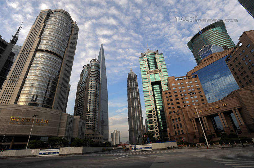 无人,高楼大厦,横图,全景,室外,白天,仰视,度假,美景,天际线,植物,城市风光,标志建筑,城市,大厦,道路,地标,建筑,路,摩天大楼,公路,上海,中国,亚洲,阴影,光线,影子,景观,云,云朵,分界线,停车线,交通,云彩,娱乐,建设,浦东,树,树木,蓝色,绿色,白云,蓝天,天空,阳光,自然,天,享受,休闲,景色,放松,生长,晴朗,成长,车行道,车行道分界线,申,标线,国家开发银行大厦,金融中心,陆家嘴,陆家嘴金融贸易区,浦东新区,东亚,车行线,上海市,中华人民共和国,沪,华东地区,晴空,马路,彩图,低角度拍摄,大楼,高层建筑,高楼,摩天楼,浦东发展银行大厦,shzxz1