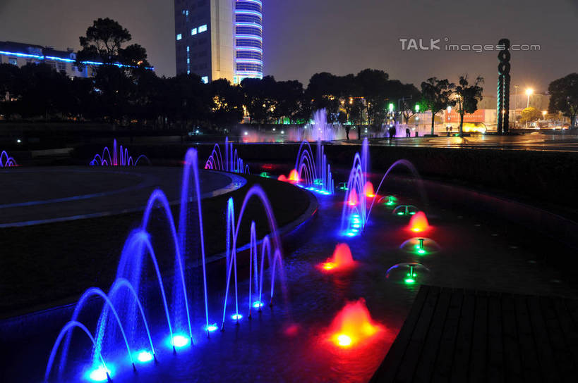无人,家,高楼大厦,横图,彩色,室外,夜晚,正面,度假,美景,水,植物,城市风光,标志建筑,城市,大厦,地标,建筑,摩天大楼,霓虹灯,喷泉,夜景,上海,中国,亚洲,阴影,飞溅,溅,光线,液体,影子,房屋,屋子,景观,水滴,公寓,灯光,七彩,文化,娱乐,光源,建设,洋房,楼房,霓虹,住宅,灯,水珠,树,树木,绿色,自然,品味,享受,休闲,景色,放松,生长,成长,申,照明设备,喷洒,水景,东亚,安亭,上海市,嘉定区,中华人民共和国,沪,华东地区,氖灯,美观,设计,彩图,房子,大楼,高层建筑,高楼,摩天楼,安亭市民广场,安亭镇,shzxz1