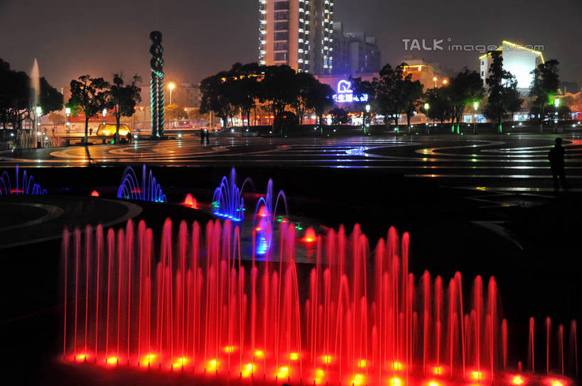 无人,家,高楼大厦,横图,彩色,室外,夜晚,正面,度假,美景,水,植物,城市风光,标志建筑,城市,大厦,地标,建筑,摩天大楼,霓虹灯,喷泉,夜景,上海,中国,亚洲,阴影,飞溅,溅,光线,液体,影子,房屋,屋子,景观,水滴,公寓,灯光,七彩,文化,娱乐,光源,建设,洋房,楼房,霓虹,住宅,灯,水珠,树,树木,绿色,自然,品味,享受,休闲,景色,放松,生长,成长,申,照明设备,喷洒,水景,东亚,安亭,上海市,嘉定区,中华人民共和国,沪,华东地区,氖灯,美观,设计,彩图,房子,大楼,高层建筑,高楼,摩天楼,安亭市民广场,安亭镇,shzxz1