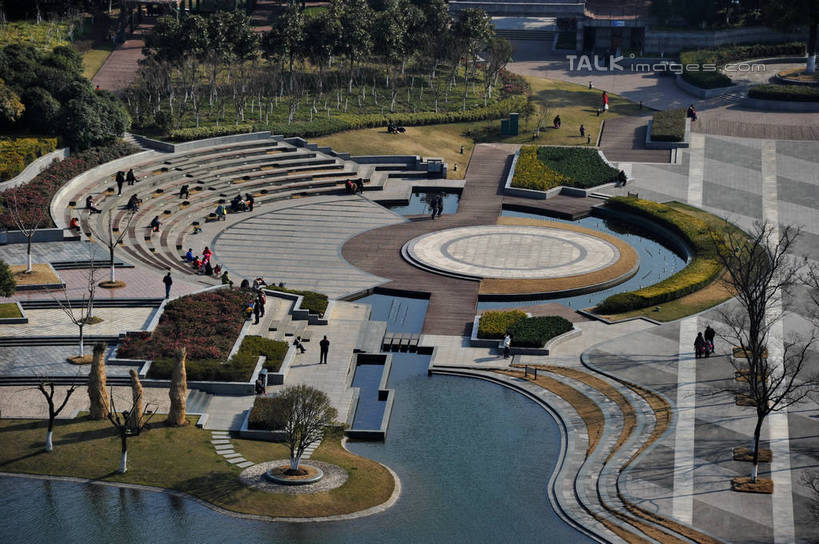 无人,横图,俯视,航拍,室外,白天,度假,草地,草坪,美景,植物,楼梯,城市风光,城市,上海,中国,亚洲,阴影,光线,影子,阶梯,池塘,景观,水池,娱乐,台阶,草,树,树木,绿色,阳光,自然,享受,休闲,景色,放松,生长,成长,申,鸟瞰,东亚,安亭,上海市,嘉定区,中华人民共和国,沪,华东地区,彩图,高角度拍摄,安亭市民广场,安亭镇,shzxz1