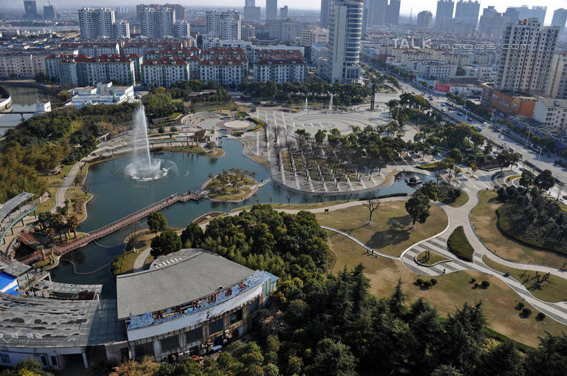 无人,家,高楼大厦,横图,俯视,航拍,室外,白天,度假,草地,草坪,美景,水,植物,城市风光,标志建筑,城市,大厦,地标,建筑,摩天大楼,喷泉,上海,中国,亚洲,阴影,飞溅,溅,光线,液体,影子,房屋,屋子,池塘,景观,水池,水滴,公寓,文化,娱乐,建设,洋房,楼房,住宅,水珠,草,树,树木,绿色,阳光,自然,品味,享受,休闲,景色,放松,生长,成长,申,鸟瞰,喷洒,水景,东亚,安亭,上海市,嘉定区,中华人民共和国,沪,华东地区,美观,设计,彩图,高角度拍摄,房子,大楼,高层建筑,高楼,摩天楼,安亭市民广场,安亭镇,shzxz1