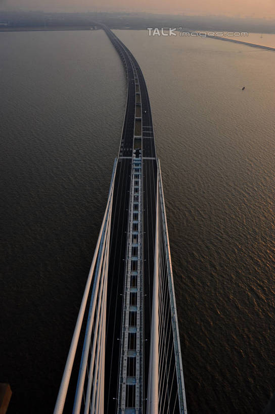 无人,竖图,俯视,航拍,室外,白天,旅游,度假,河流,水,标志建筑,大桥,地标,建筑,桥梁,中国,亚洲,阴影,波纹,光线,影子,河水,水流,斜拉桥,桥,涟漪,娱乐,建设,蓝色,倒影,蓝天,水纹,天空,阳光,波浪,天,享受,休闲,旅游胜地,放松,晴朗,倒映,鸟瞰,长江大桥,长江,东亚,万里无云,中华人民共和国,水晕,反照,斜张桥,母亲河,晴空,晴空万里,彩图,高角度拍摄,shzxz1