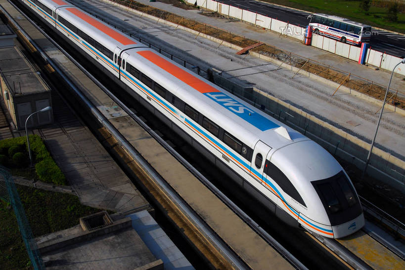 无人,横图,俯视,室外,白天,度假,草地,草坪,美景,植物,城市风光,城市,上海,中国,亚洲,阴影,光线,影子,景观,娱乐,车,草,树,树木,绿色,阳光,自然,交通工具,驾驶,行驶,享受,休闲,景色,放松,生长,成长,操纵,迅速,快速,申,控制,载具,磁悬浮,东亚,操控,上海市,磁悬浮列车,中华人民共和国,沪,华东地区,把持,彩图,高角度拍摄,磁悬浮技术,shzxz1