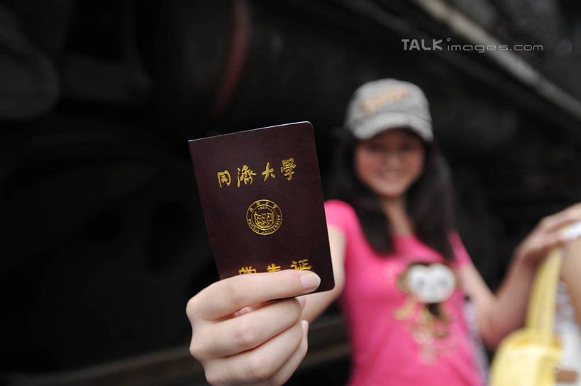 东方人,一个人,站,笑,微笑,露齿笑,横图,室外,白天,仰视,帽子,亚洲,仅一个年轻女性,仅一个女性,仅一个人,握,服装,朦胧,模糊,标志,文字,字符,拿,拿着,注视,休闲装,黄种人,标识,运动帽,衣服,观察,看,站着,休闲,休闲服,汉字,鸭舌帽,握着,服饰,观看,察看,关注,中文,学生证,国文,华文,年轻女性,女人,女性,亚洲人,站立,半身,彩图,低角度拍摄,证件,shzxz1